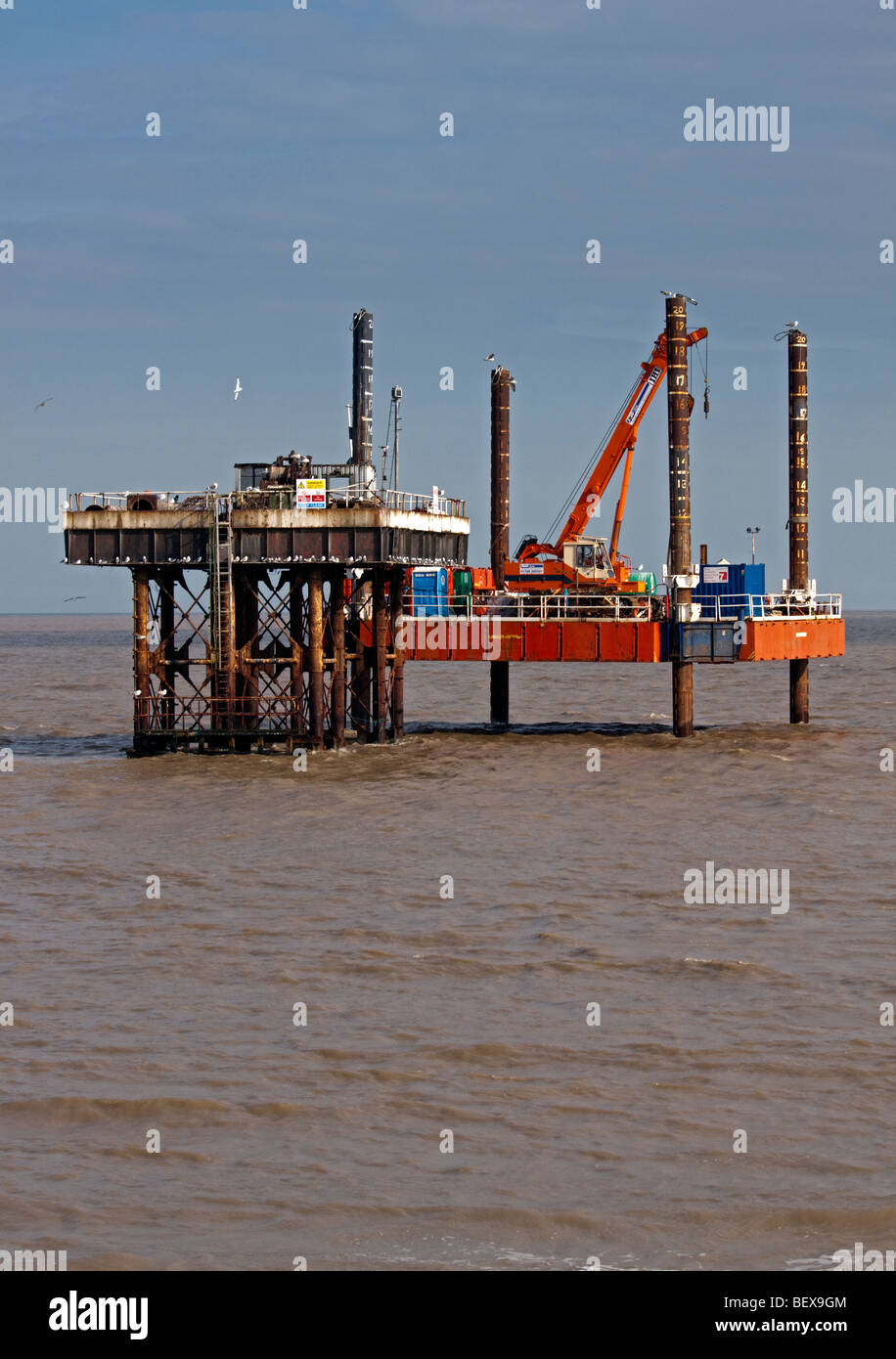 Kühlung Wasser Outlet Plattform und Mobile Rig, Sizewell Kraftwerk, Suffolk, England Stockfoto