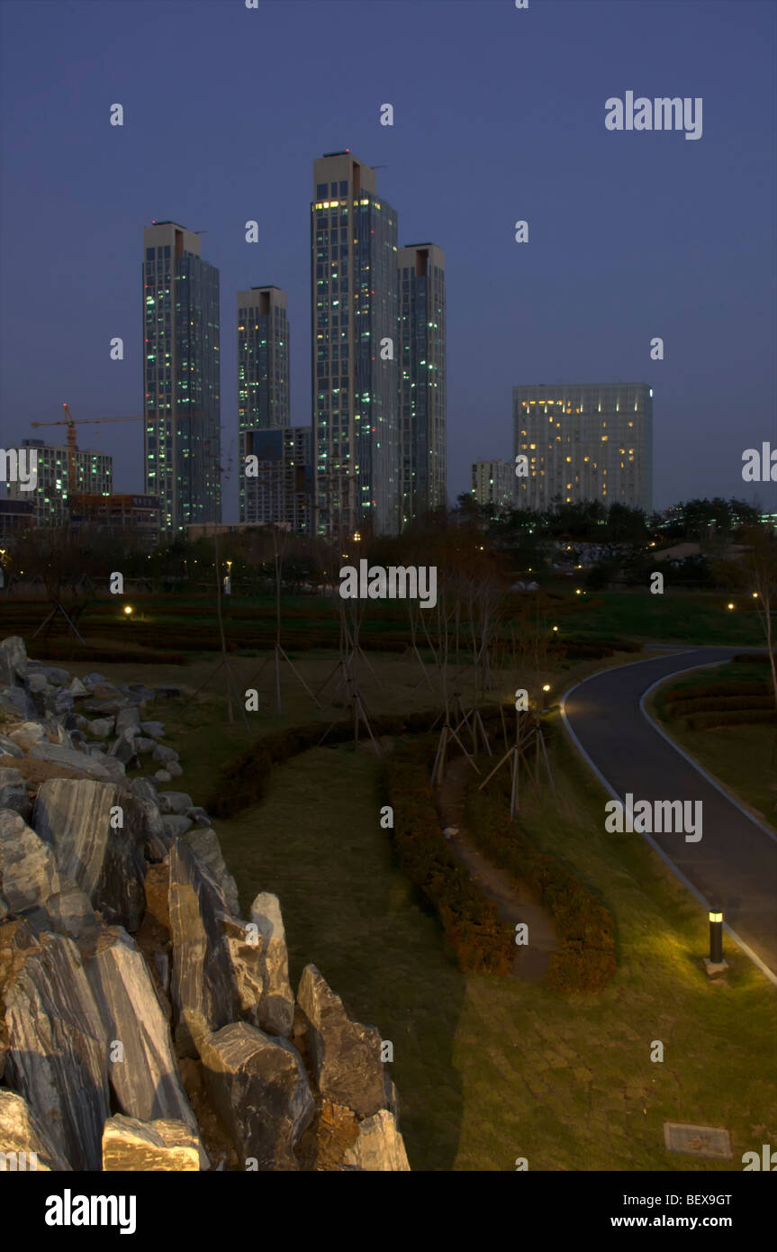 Blick auf die Skyline der Stadt in der Nacht an die neue International freien wirtschaftlichen Zone (IFEZ) in Songdo, Incheon, Südkorea. Stockfoto