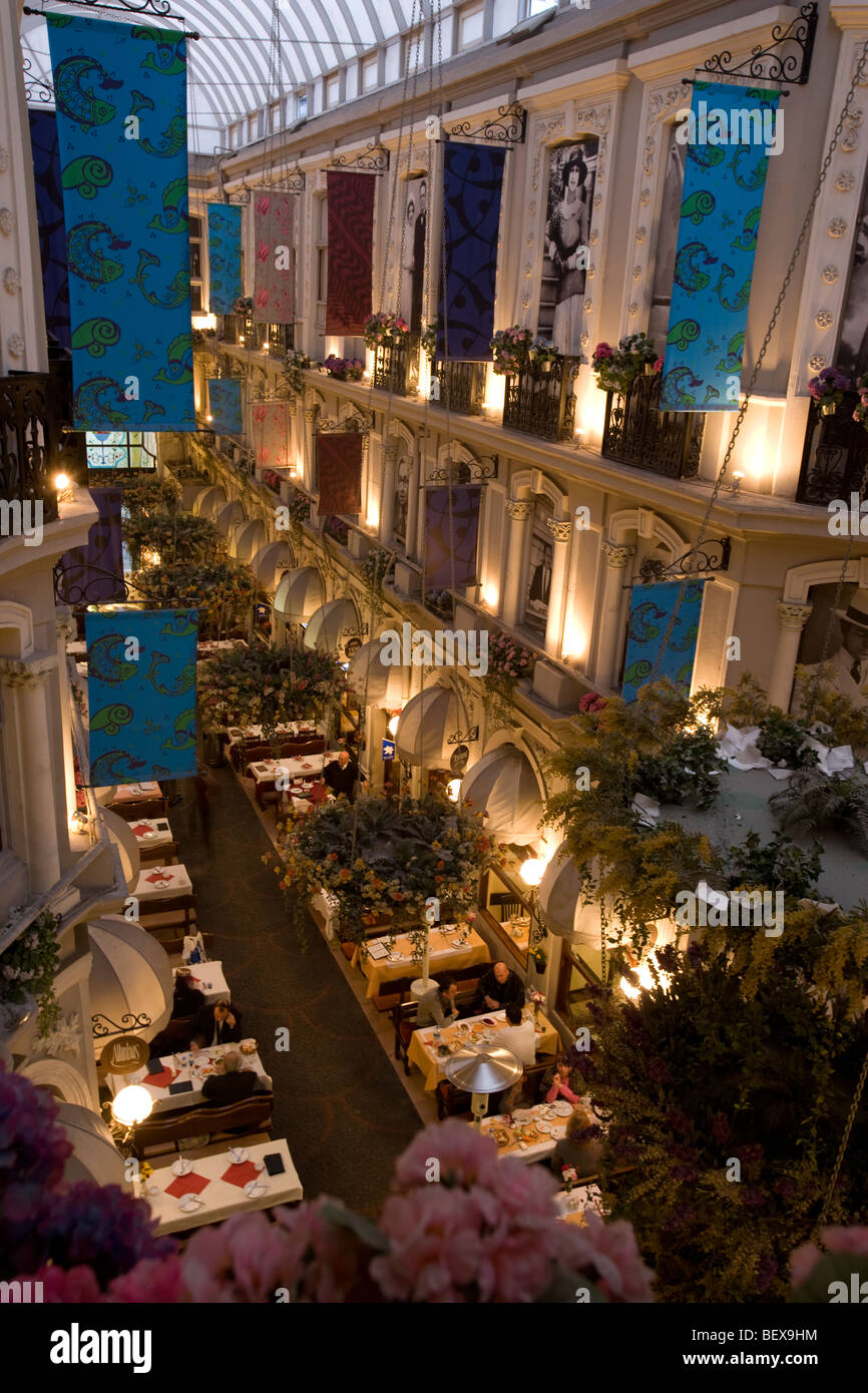 Restaurants in Cicek Pasaji (Blume-Passage) Gasse, Stadtteil Beyoglu, Istanbul, Türkei Stockfoto