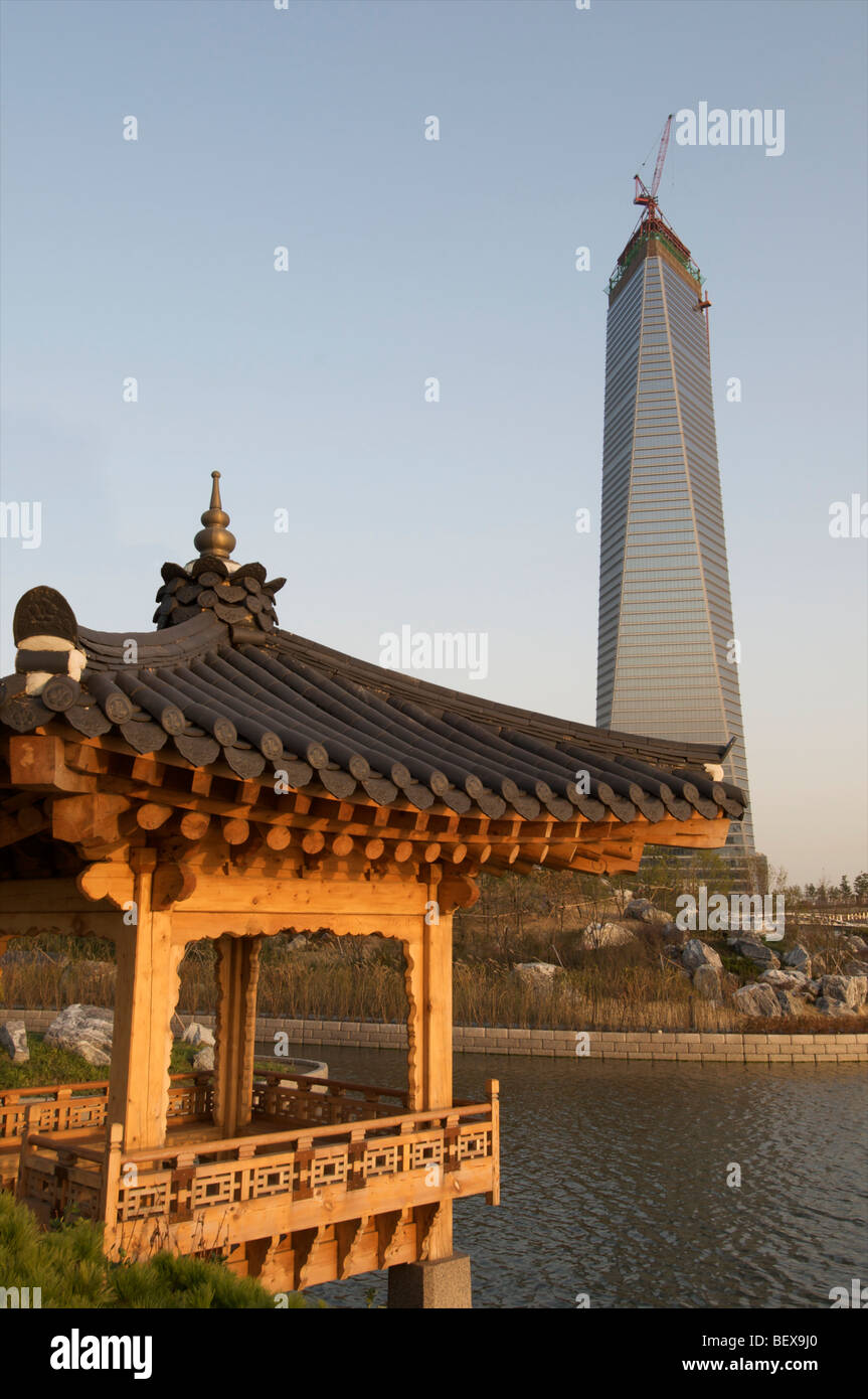 Blick auf den Kontrast der alten und neuen koreanischen Architektur an die neue International freien wirtschaftlichen Zone (IFEZ) in Songdo, Incheon, Stockfoto