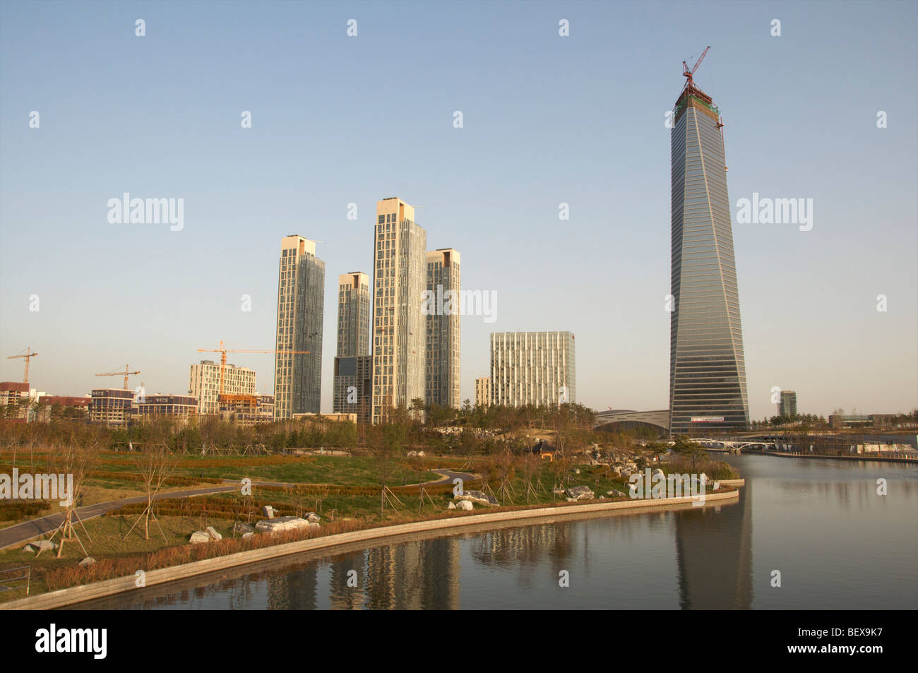 Blick auf die Architektur im neuen ordentlich Tower International Free Economic Zone (IFEZ) in Songdo, Incheon, Südkorea. Oktober Stockfoto