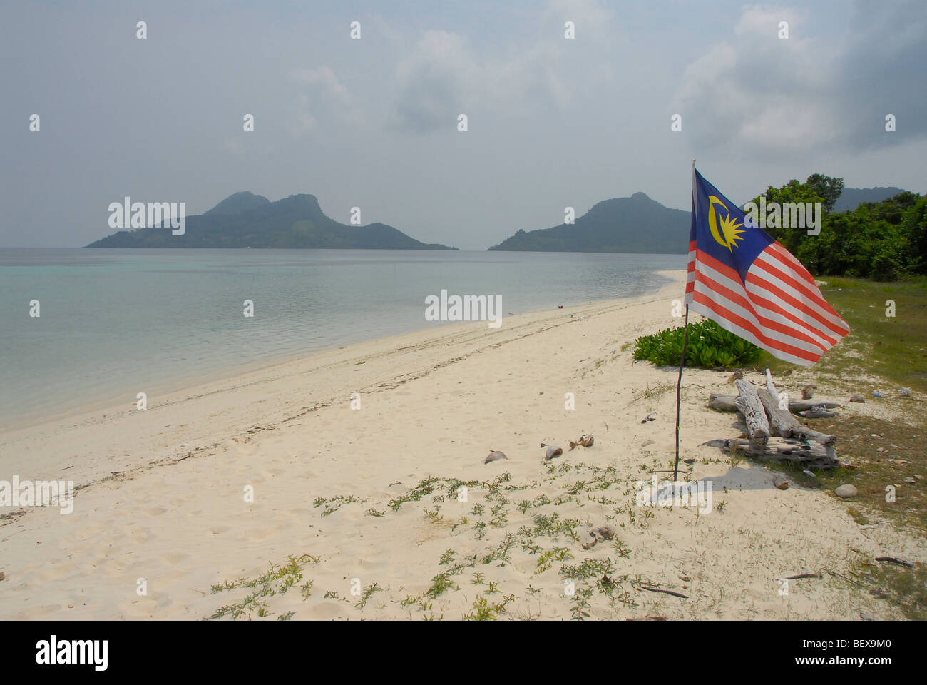 Malaysische Flagge flattern am Strand von Mantabuan Insel, Saba Provinz, Borneo, Malaysia. Philippinen bestreiten dieses Gebiet Stockfoto