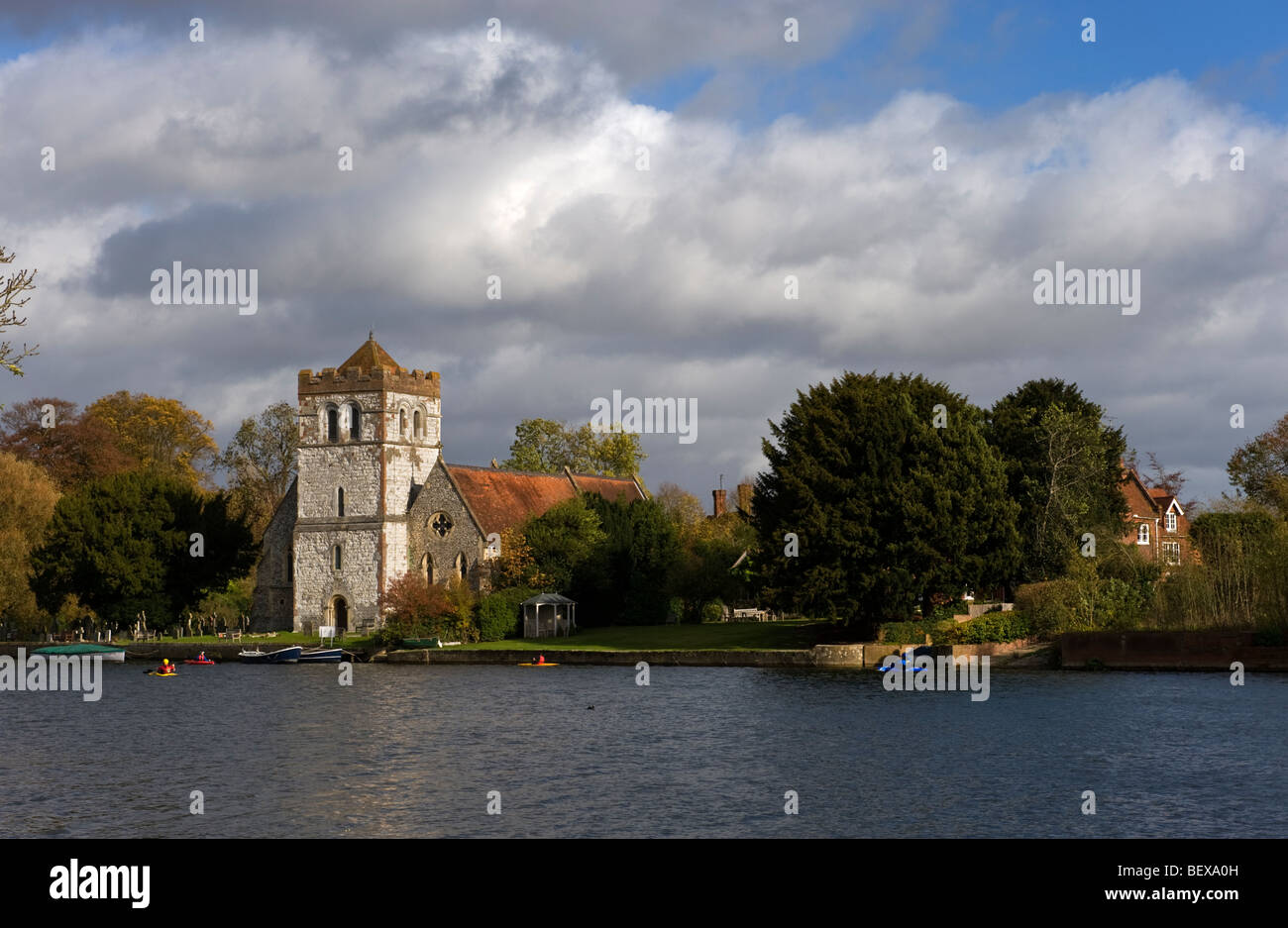 Allerheiligenkirche am Ufer der Themse in Bisham stromaufwärts von Marlow in der Nähe von Bisham Abbey Stockfoto