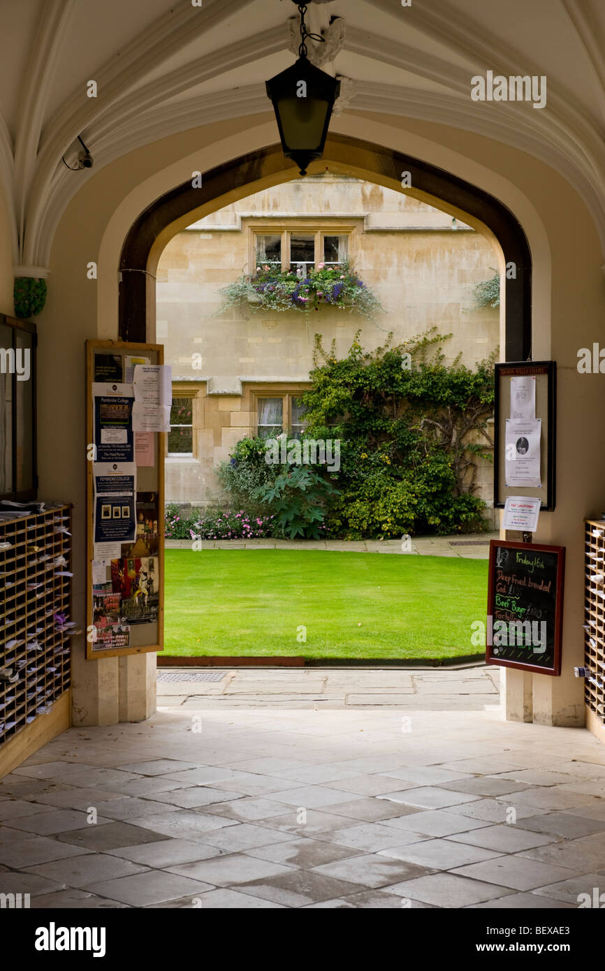 Ein Durchgang am Pembroke College Oxford Stockfoto