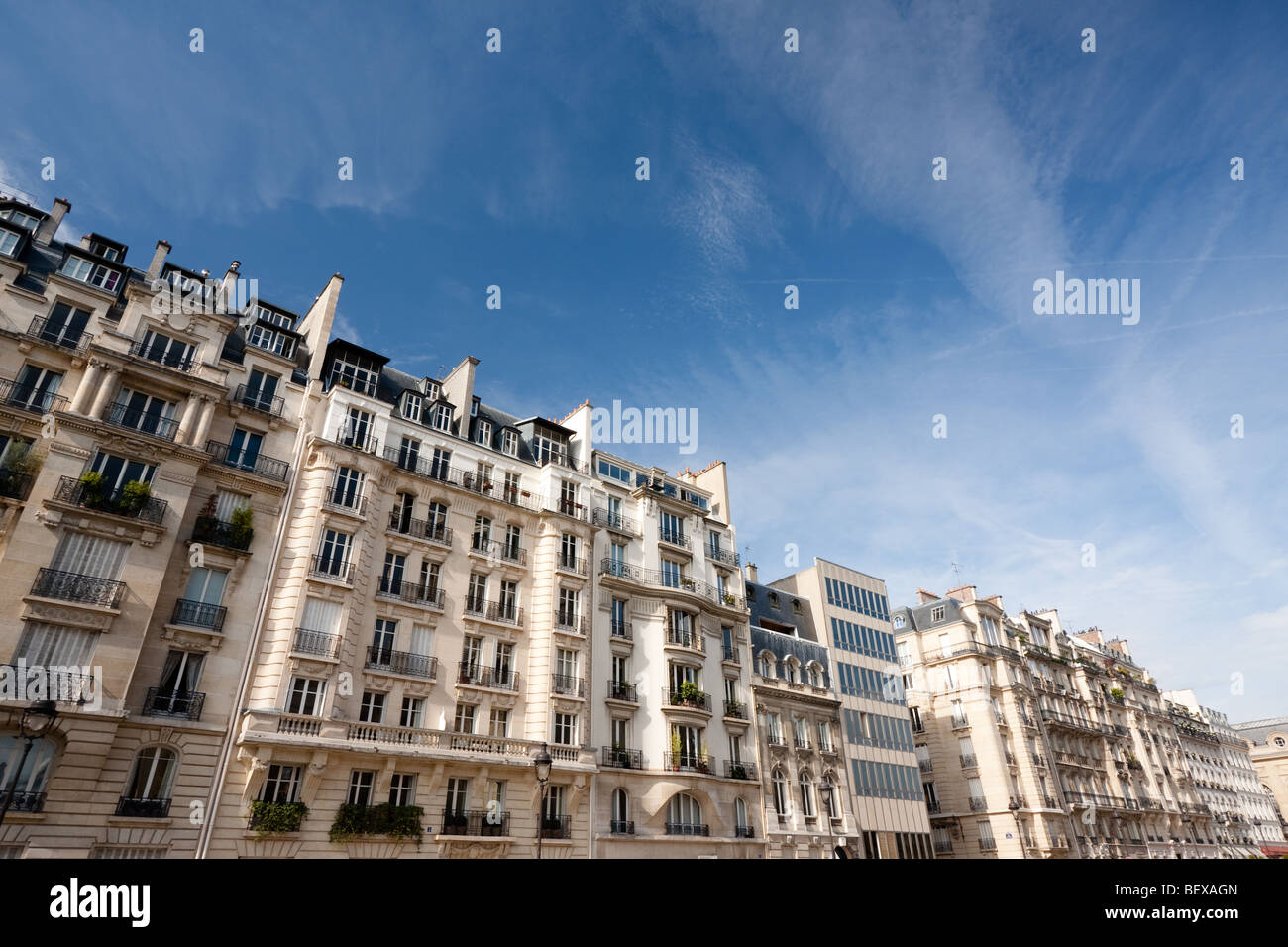 Paris, Frankreich Wohnhäuser mit blauen Himmel und geringer Dichte Wolken. Stockfoto