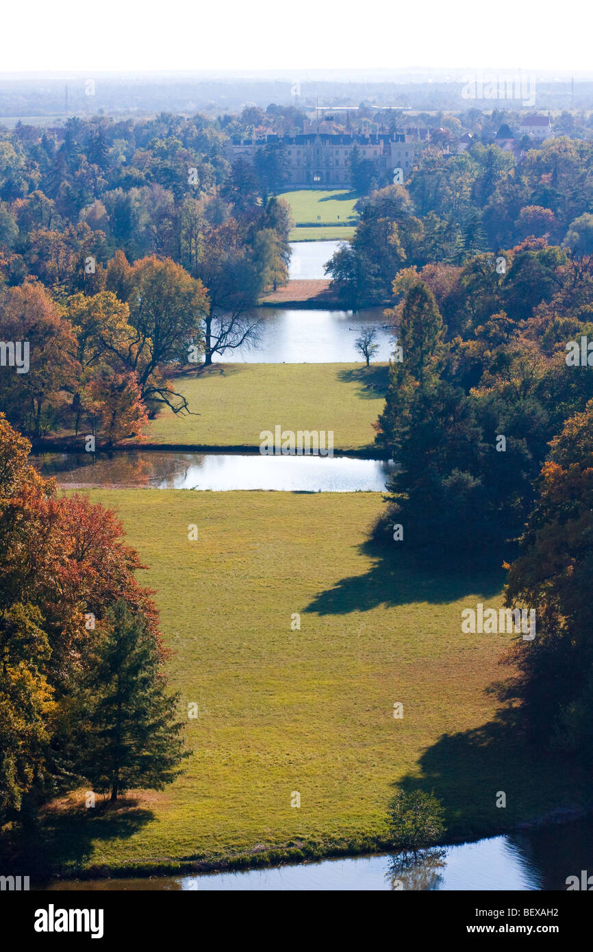 Lednice-Valtice kulturelle Erbe - Park mit dem Schloss von der Moschee gezeigt. Stockfoto