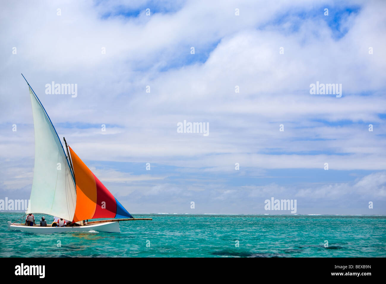 Segeln-Regatta in Mauritius auf bunten traditionellen Holzboote "Einbaum" genannt. Stockfoto