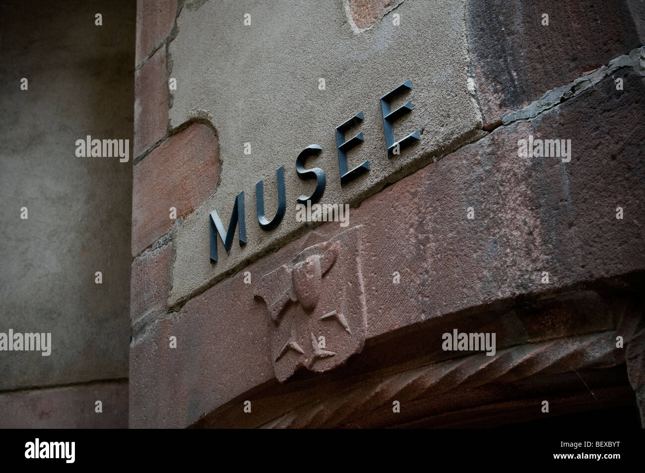 Alten Wetter Alter Stein geschnitzten Ortseingangsschild '' Musee'' über französische Museum Eintritt Frankreich Stockfoto