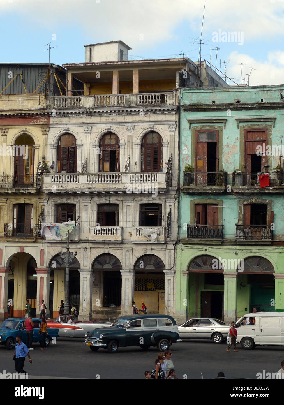 Mehrfamilienhäuser in den wichtigsten Platz von Havanna Viejo (Alt-Havanna), Kuba Stockfoto