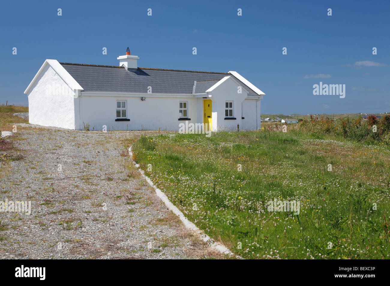 Sommerhaus mit gelben Tür in Claddaghduff in der Nähe von Clifden, Connemara, Irland Stockfoto