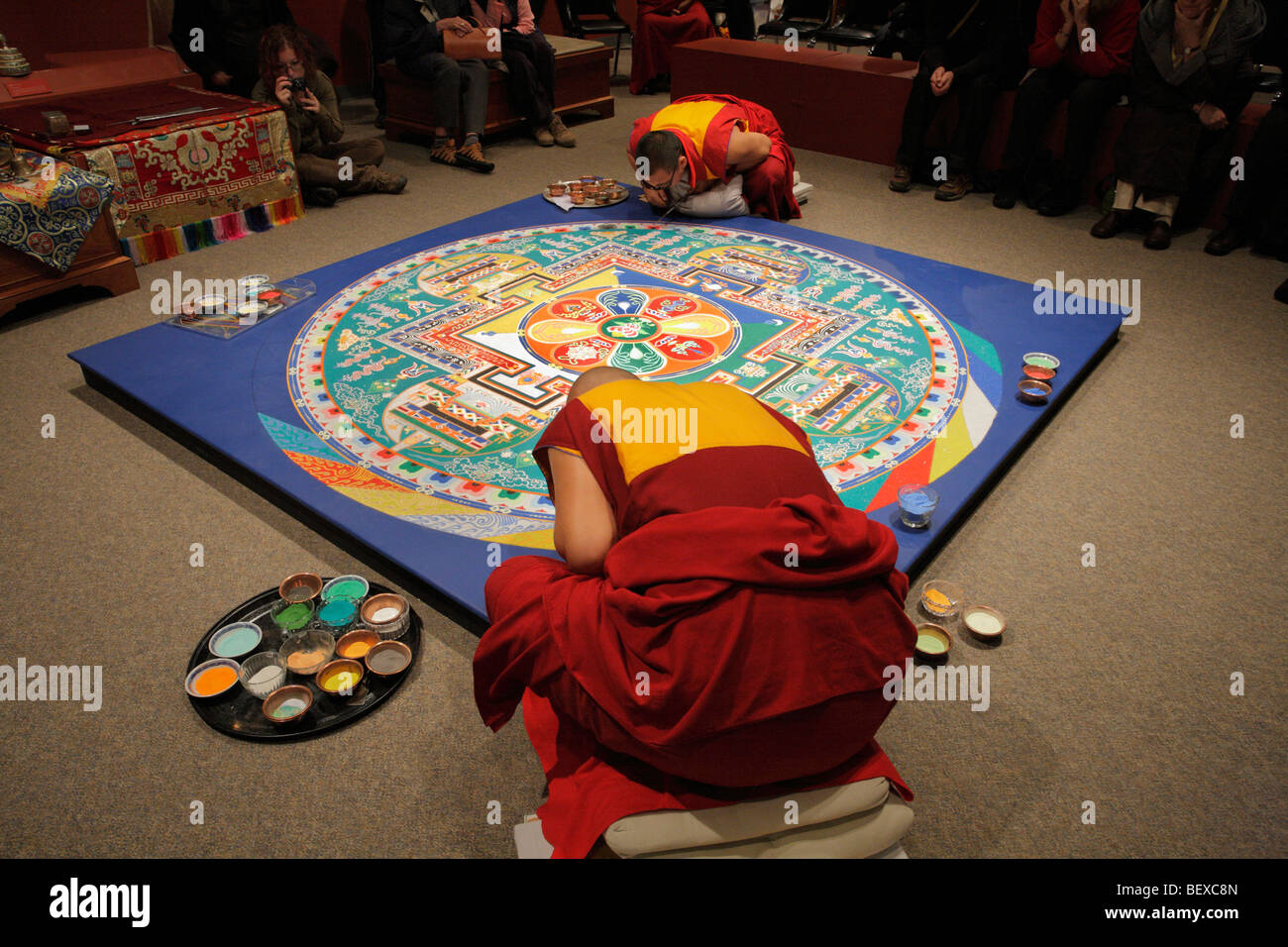Tibetische Mönche arbeiten auf Sand Mandala-Victoria, British Columbia, Kanada. Stockfoto