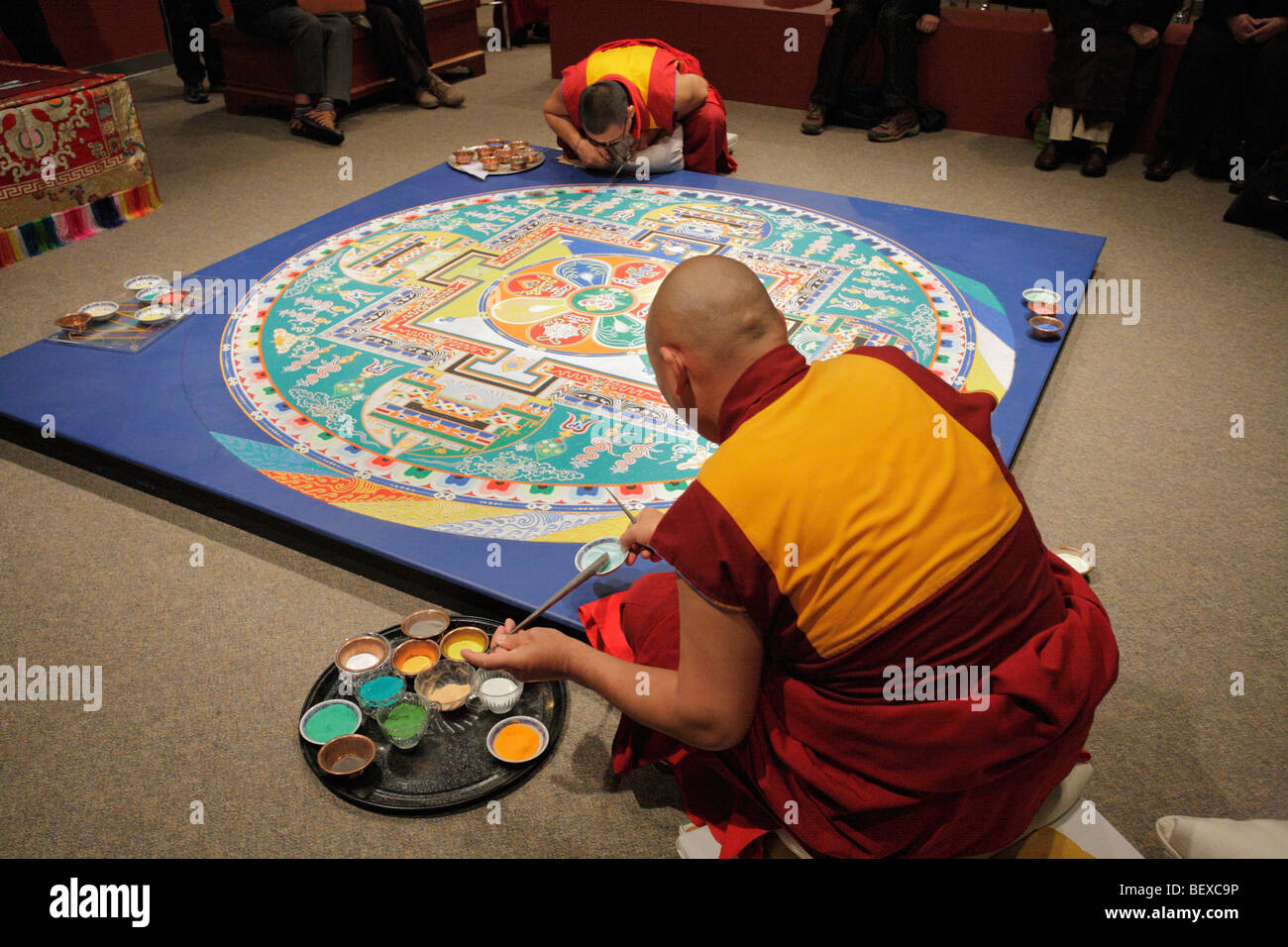 Tibetische Mönche arbeiten auf Sand Mandala-Victoria, British Columbia, Kanada. Stockfoto