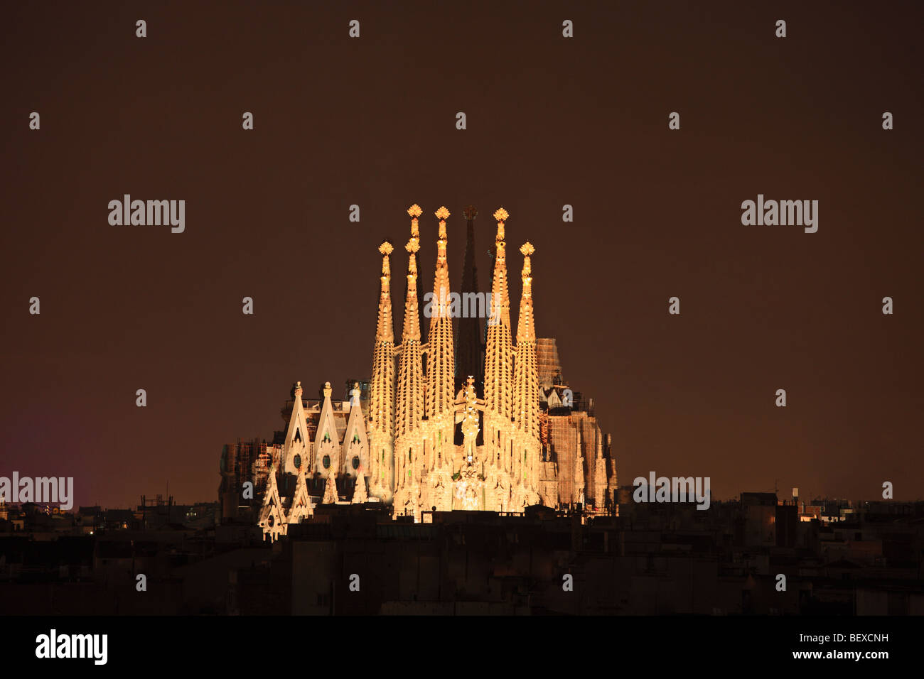 Kathedrale Sagrada Familia in Barcelona, Spanien in der Nacht Stockfoto