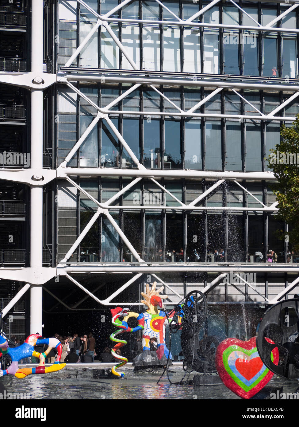 Brunnen außerhalb Centre Georges Pompidou inspiriert von musikalischen Ballett der Feuervogel Stockfoto