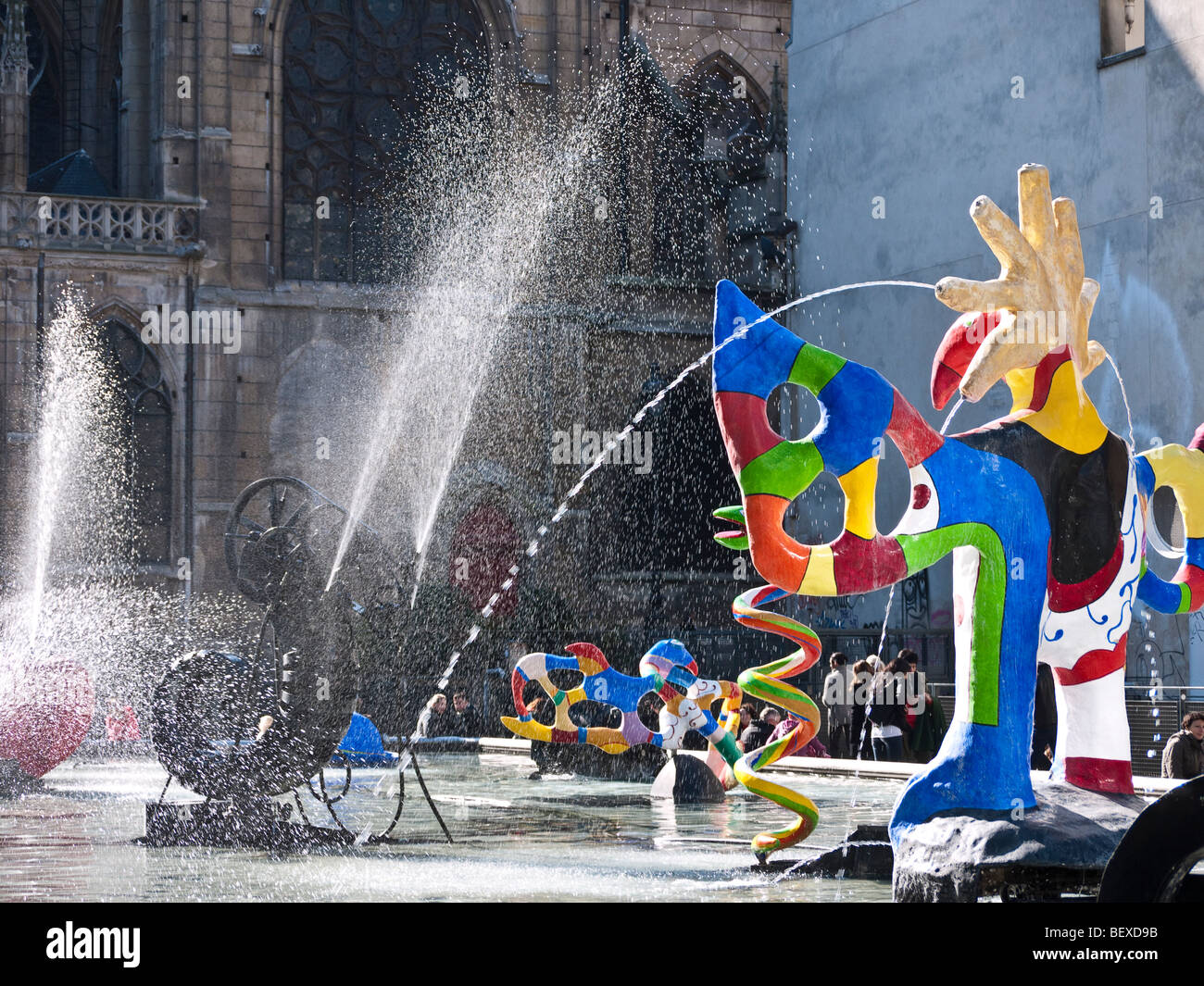 Brunnen außerhalb Centre Georges Pompidou inspiriert von musikalischen Ballett der Feuervogel Stockfoto