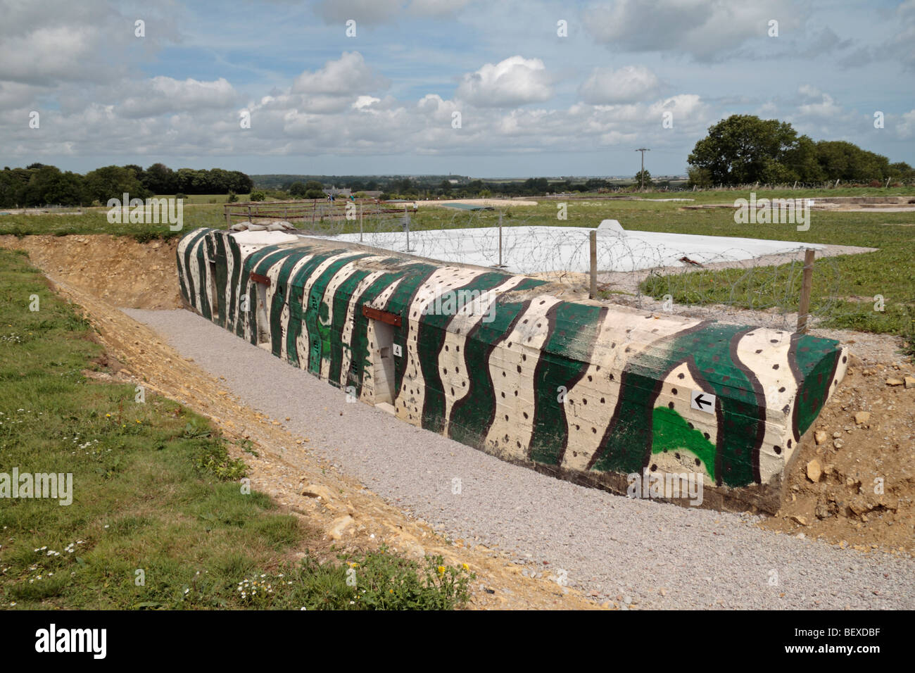 Ein unterirdischer Unterstand mit dem zweiten Weltkrieg Tarnung Markierungen an der Saint-Marcouf-Batterie, Crisbecq, Normandie, Frankreich. Jul 2009 Stockfoto