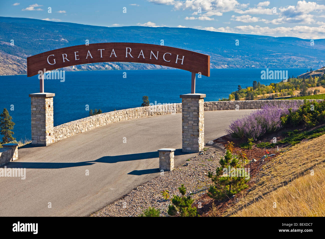 Eingang zum Weingut Greata Ranch am Ufer des Okanagan Lake, Okanagan, British Columbia, Kanada. Stockfoto