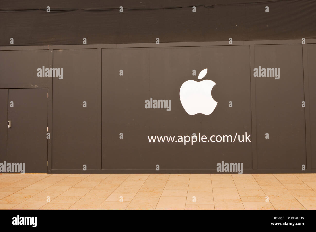 Ein Zeichen außerhalb der neuen Apple Shop speichern vor der Eröffnung in Norwich, Norfolk, Großbritannien Stockfoto
