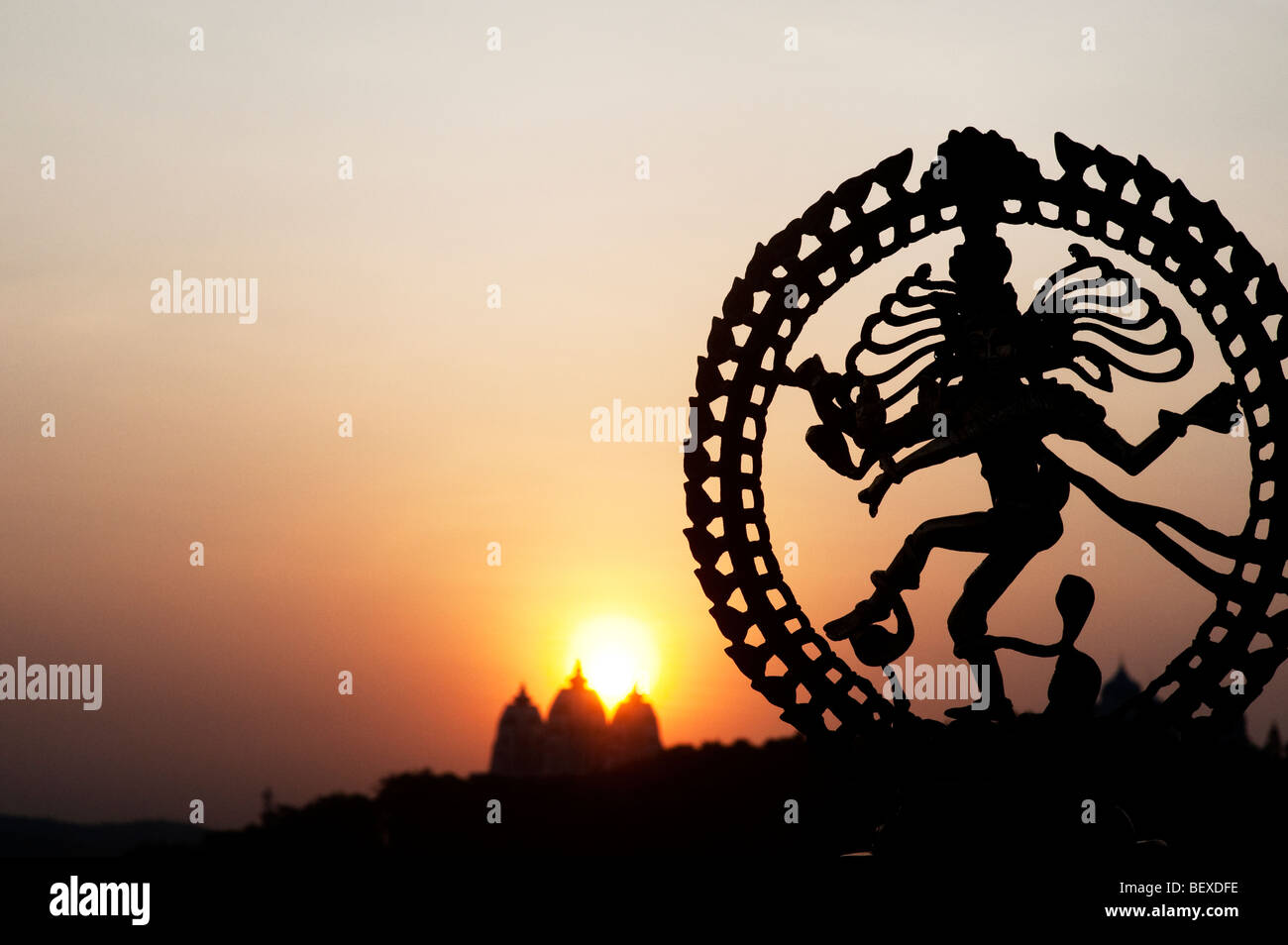 Lord Shiva Statue, Nataraja Silhouette vor einem indischen Tempel Sonnenaufgang Hintergrund tanzen. Indien Stockfoto