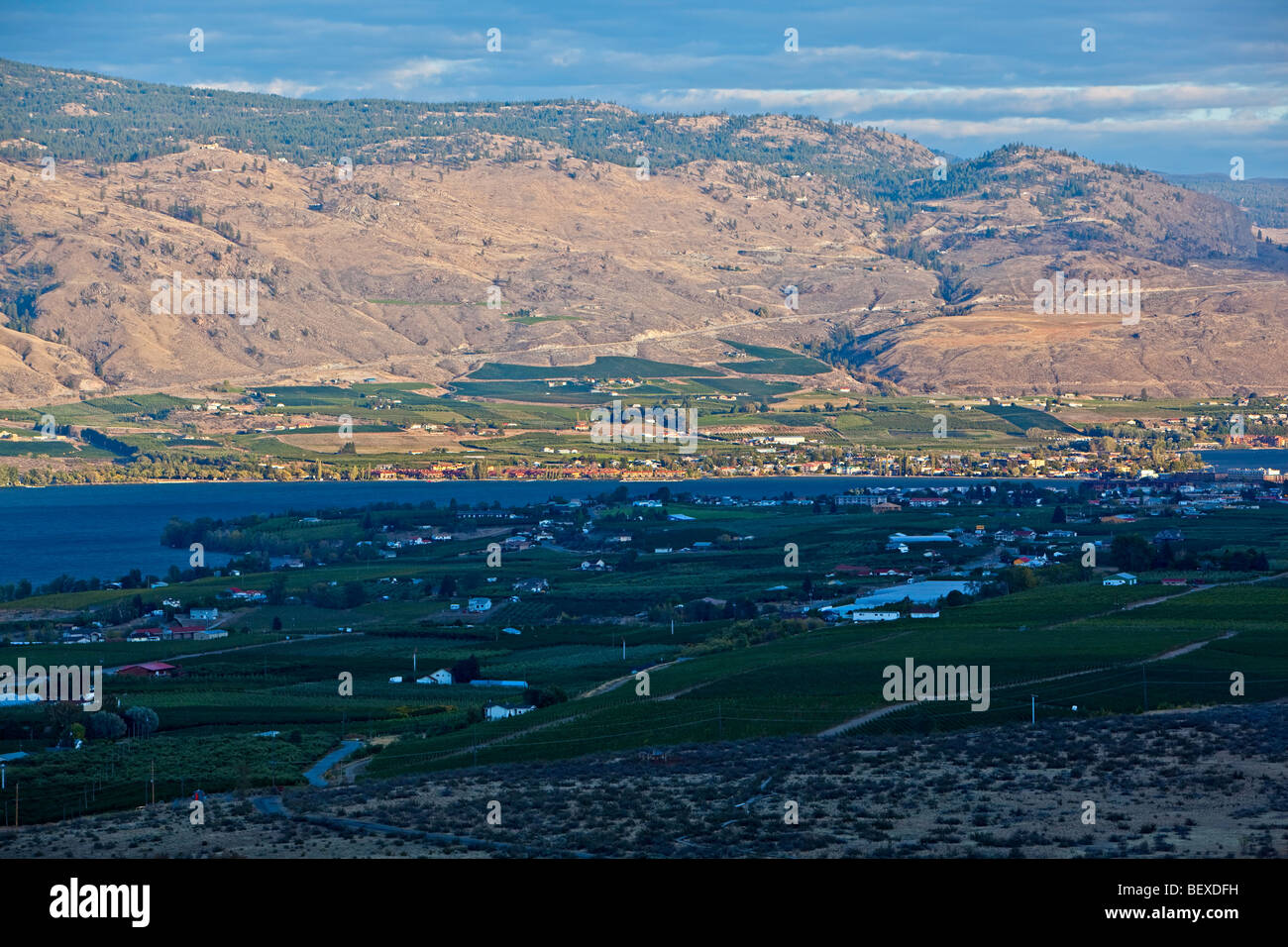 Stadt von Osoyoos und Osoyoos Lake in der Okanagan-Similkameen Region Okanagan, British Columbia, Kanada. Stockfoto