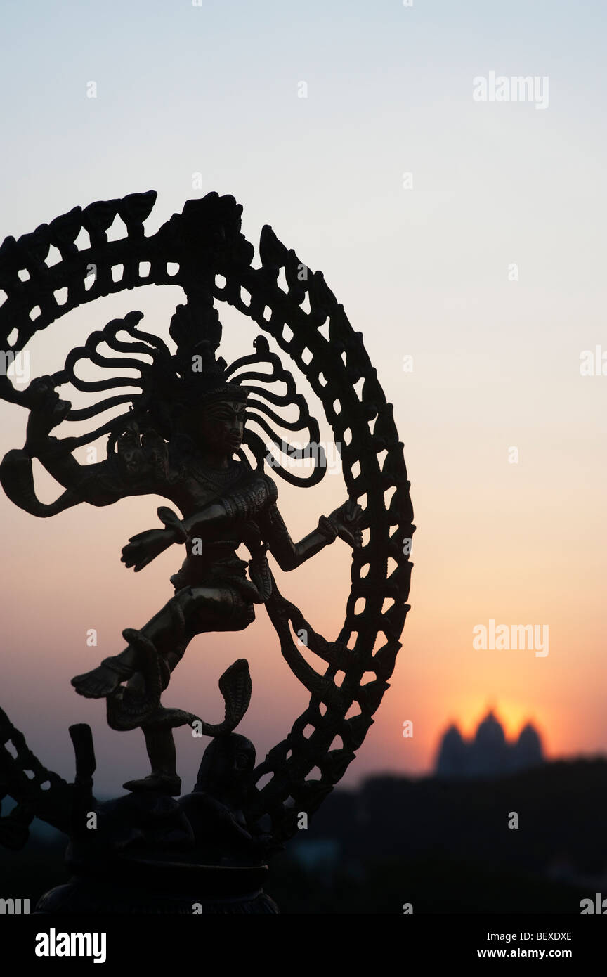 Lord Shiva Statue, Nataraja Silhouette vor einem indischen Tempel Sonnenaufgang Hintergrund tanzen. Indien Stockfoto