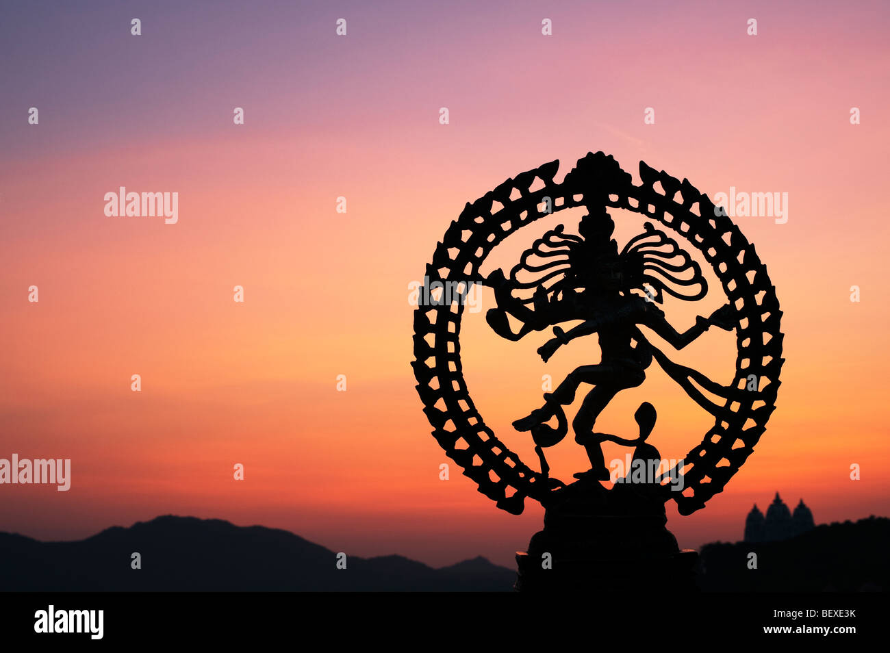 Lord Shiva Statue, Nataraja Silhouette vor einem indischen Tempel Sonnenaufgang Hintergrund tanzen. Indien Stockfoto
