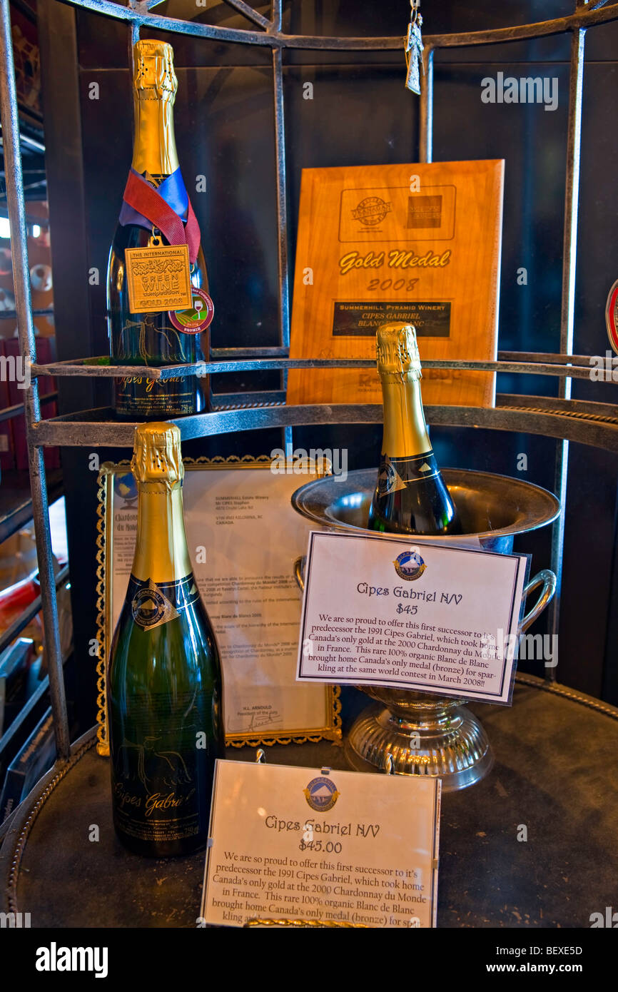 Flaschen Wein auf dem Display in der Vinothek in Summerhill Pyramid Winery, eine zertifizierte Bio-Weinberg, Kelowna, Okanagan, Briti Stockfoto