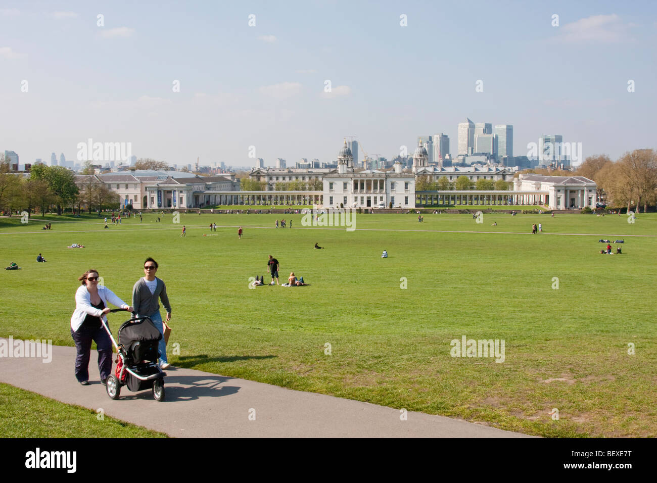Familien ein Spaziergang durch Greenwich Park, UK. Stockfoto