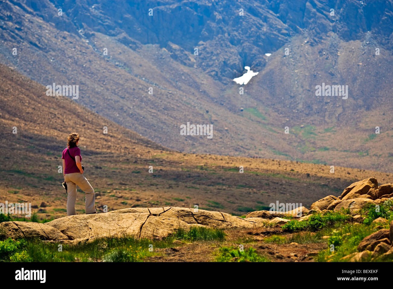 Frau steht auf einem Bergrücken nach oben ins Tal entlang des Weges Tablelands Tablelands, Gros Morne National Park, UNESCO Stockfoto