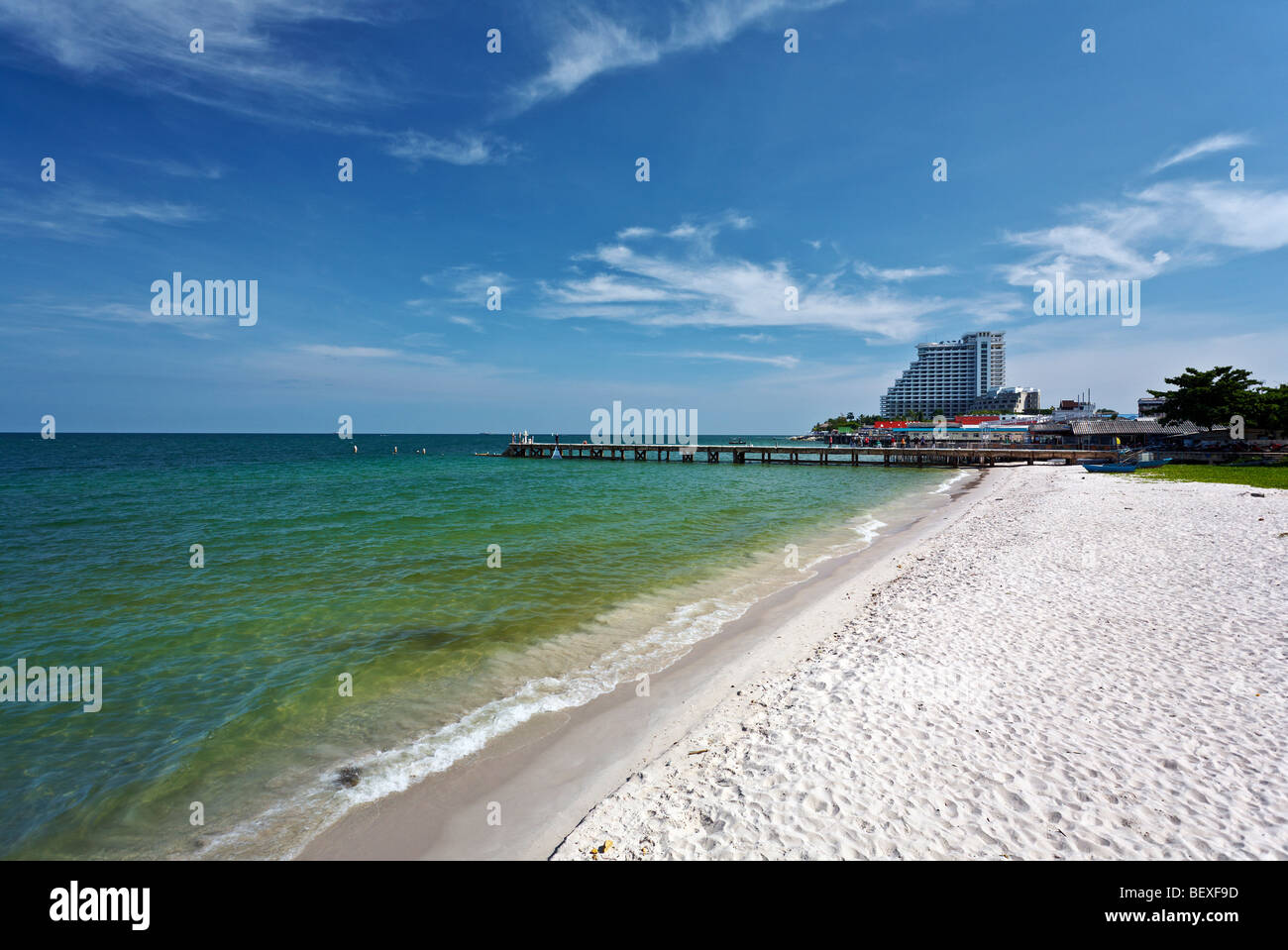 Hua Hin Strand mit dem Hilton-Hotel in der Ferne. S. E. Asien Thailand Stockfoto