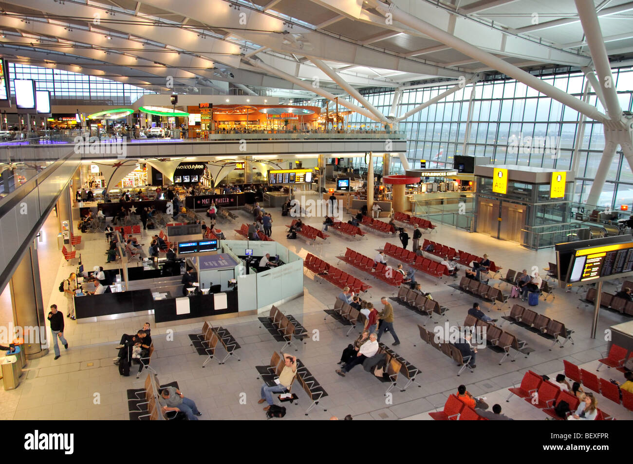 Abflughalle, Terminal 5 in Heathrow Flughafen. London Borough of Hounslow, Greater London, England, United Kingdom Stockfoto