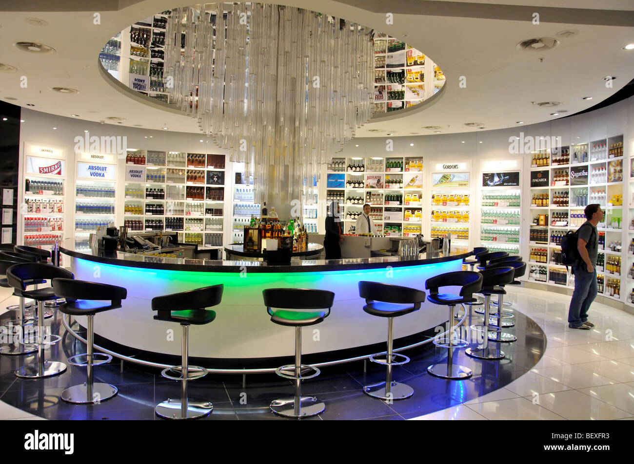 Duty Free Shop und Bar in der Abflughalle, Terminal 5, Heathrow Airport. London Borough von Hounslow, Greater London, England, Vereinigtes Königreich Stockfoto