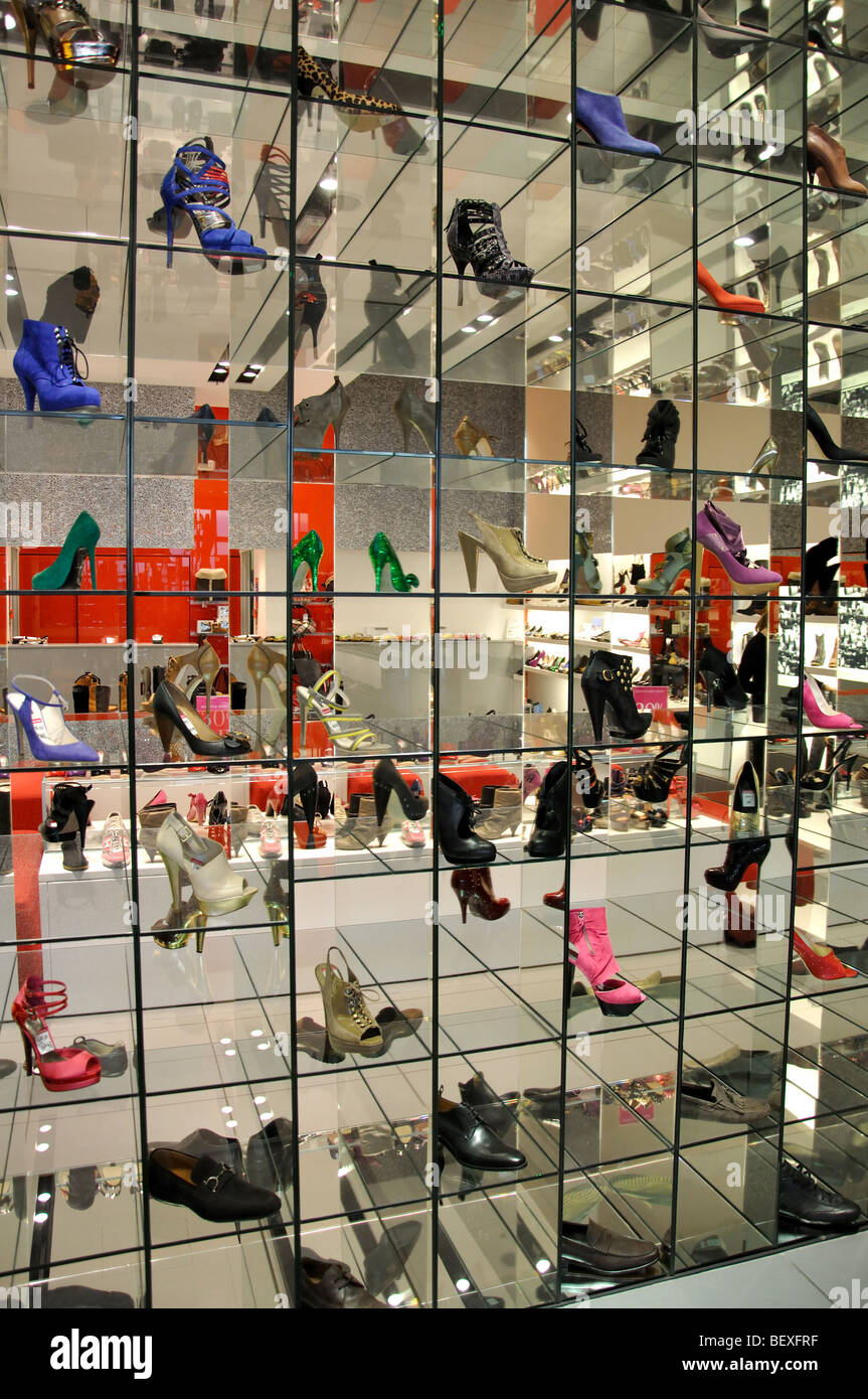 Schuh-Display, Terminal 5 Heathrow Airport. London Borough of Hounslow, Greater London, England, United Kingdom Stockfoto