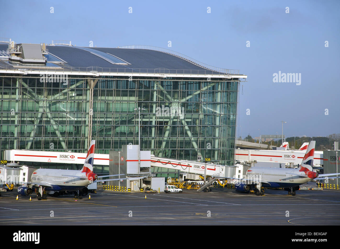 British Airways Airways Aircraft at Gates, Terminal 5, Flughafen Heathrow. London Borough of Hillingdon, Greater London, England, Vereinigtes Königreich Stockfoto