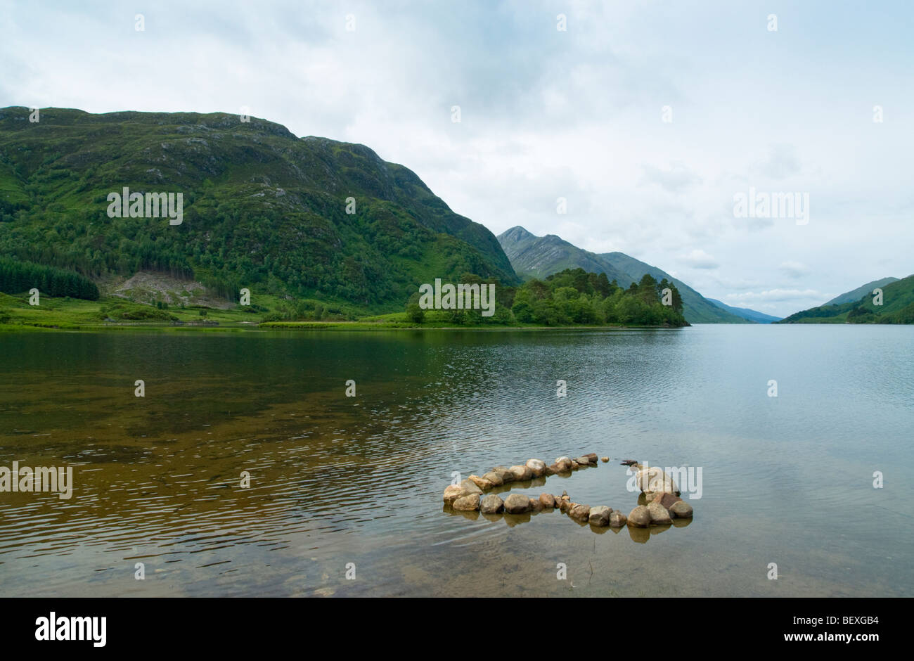 Ein Steinherz im klaren Wasser von Loch Shiel in der Nähe von Glenfinnan, Westschottland Stockfoto
