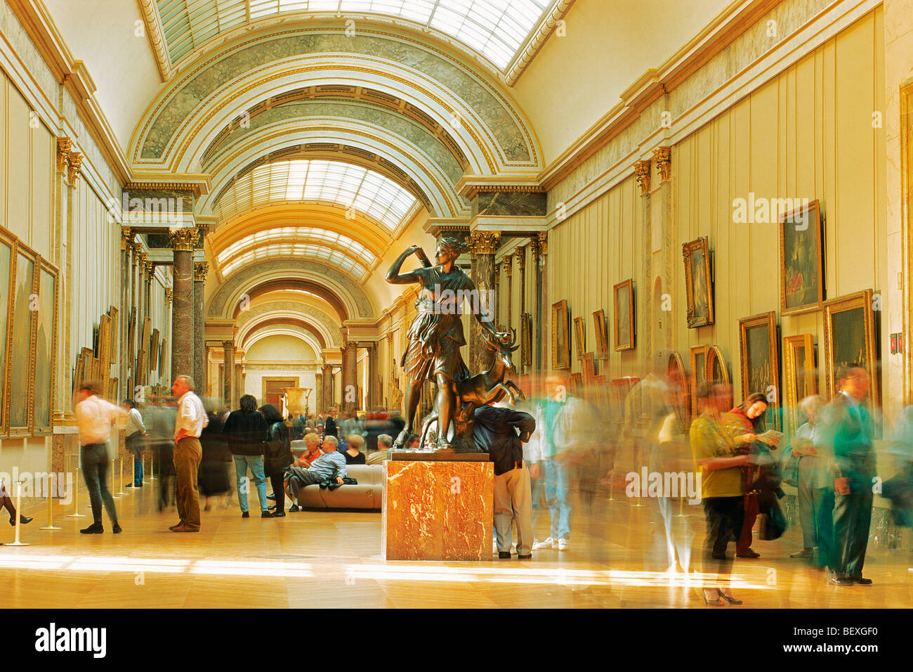 Menschen im Louvre Museum Denon Sektion mit griechischen und römischen Antiquitäten und Statuen in Paris Stockfoto