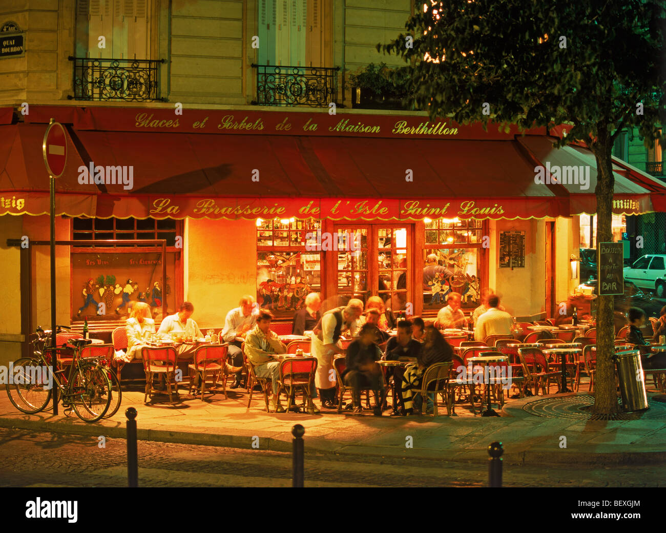 La Brasserie de l Isle Saint Louis in Paris bei Nacht Stockfoto