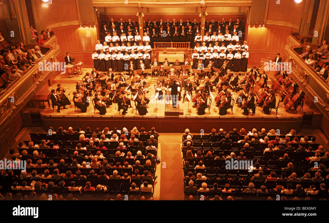 Budapest Symphony Orchestra mit Budapest Staatschor Durchführung im Musiksaal in Budapest, Ungarn Stockfoto