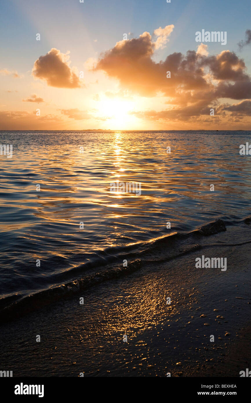 Strand bei Sonnenuntergang auf Rarotonga in Cook-Inseln in der Südsee Stockfoto