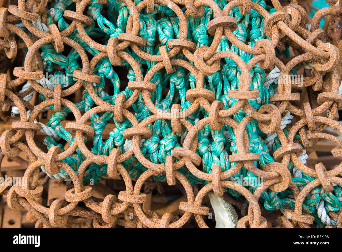 Detail der gespeicherten Angelausrüstung am Ufer in Schottland Stockfoto