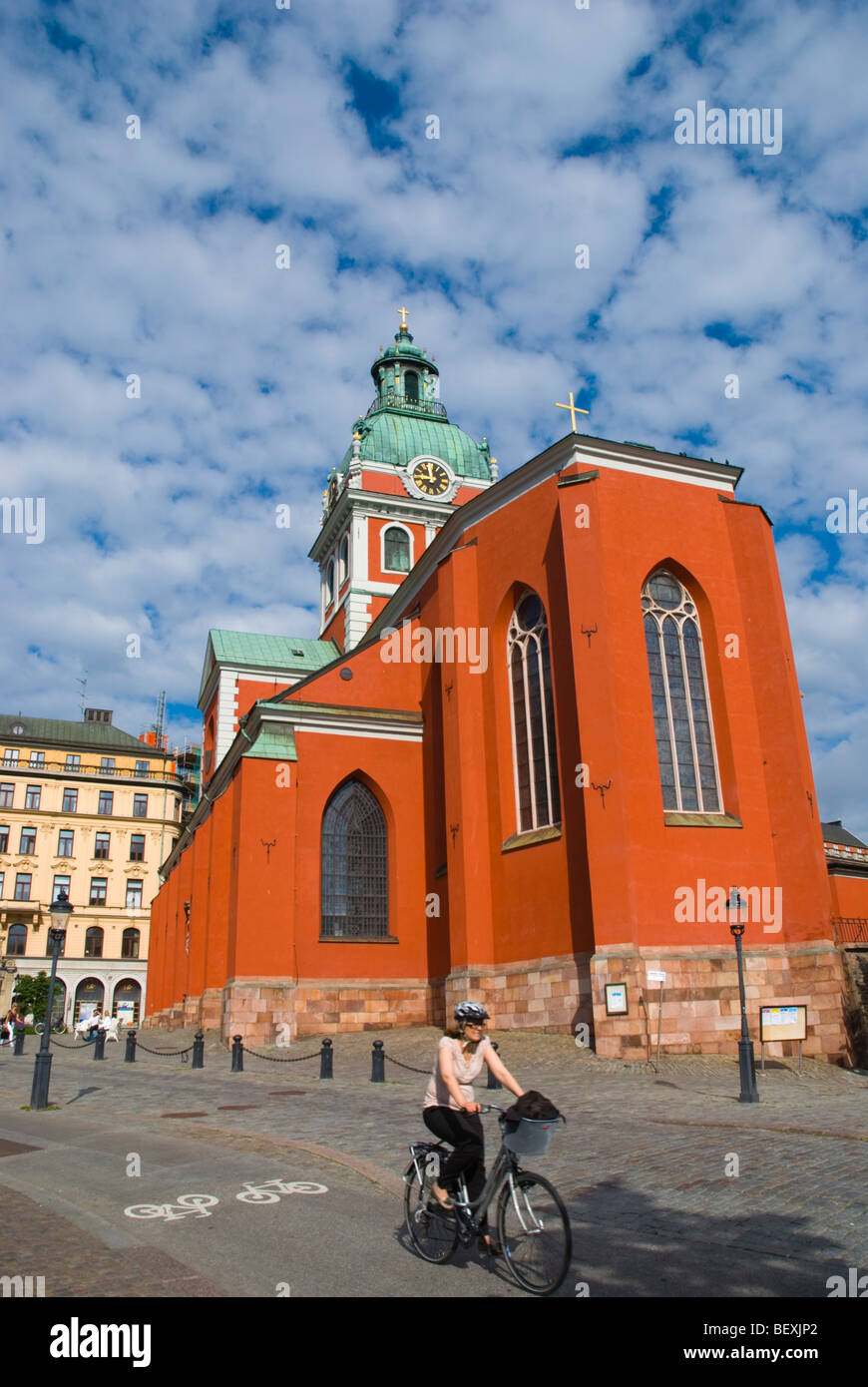 Frau Reiten Fahrrad vorbei an Jacobs Kyrkan Kirche in Mitteleuropa von Stockholm Schweden Stockfoto