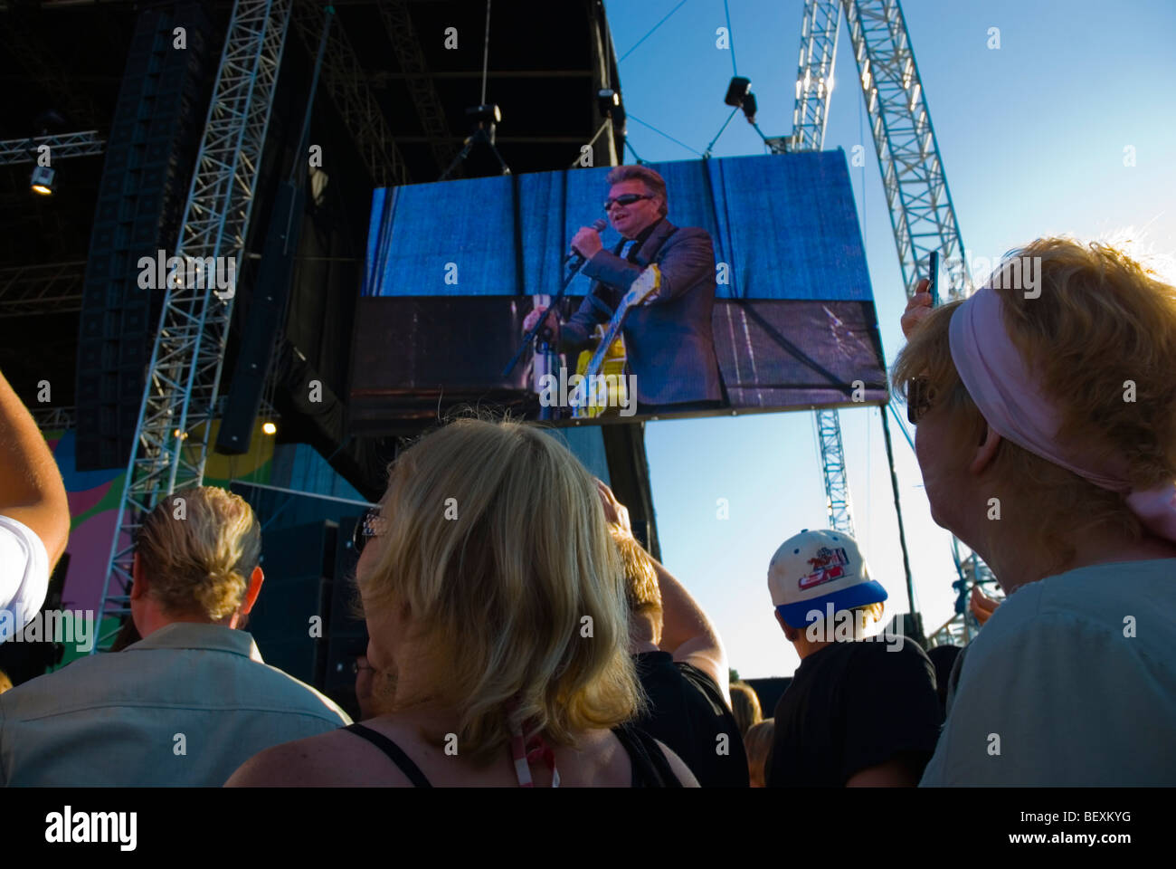 Menschen beobachten Brian Setzer Orchestra erklingt in Pori Jazz Festival 2009 Finnland Europa Stockfoto