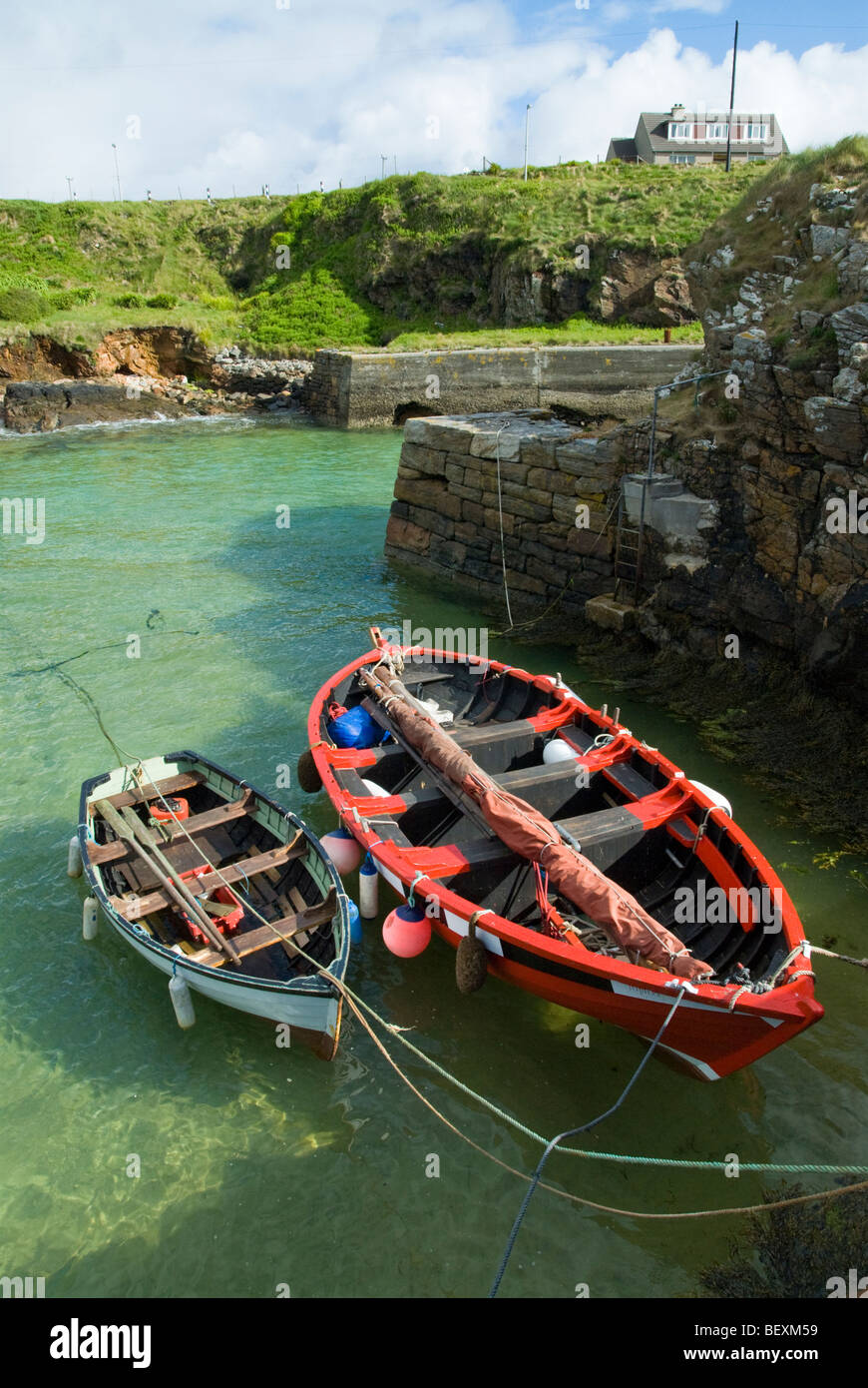 Boote vertäut im Stein Hafen von Port von Ness, Isle of Lewis, Schottland Stockfoto