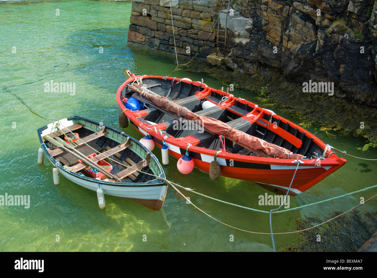 Boote vertäut im Stein Hafen von Port von Ness, Isle of Lewis, Schottland Stockfoto