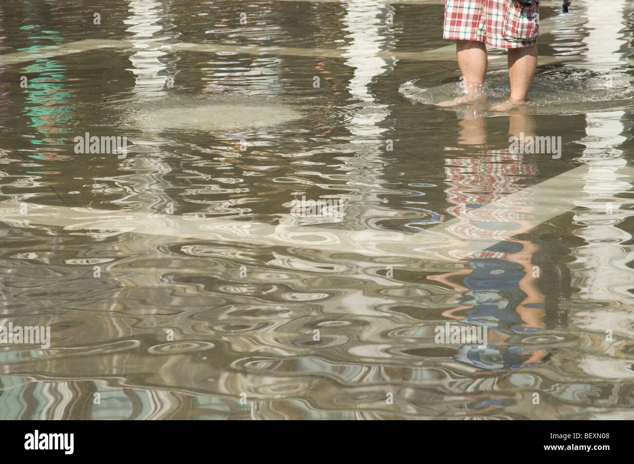 Abschnitt der Person in einer überfluteten Markusplatz in Venedig paddeln beschnitten Stockfoto