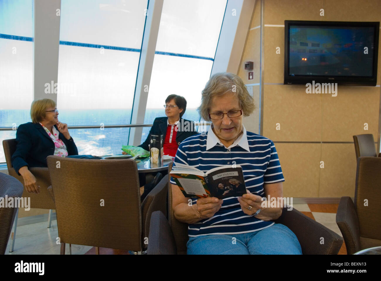 Frau liest einen Reiseführer an Bord einer Fähre in der Ostsee gehen von Helsinki nach Tallinn in Nordeuropa Stockfoto