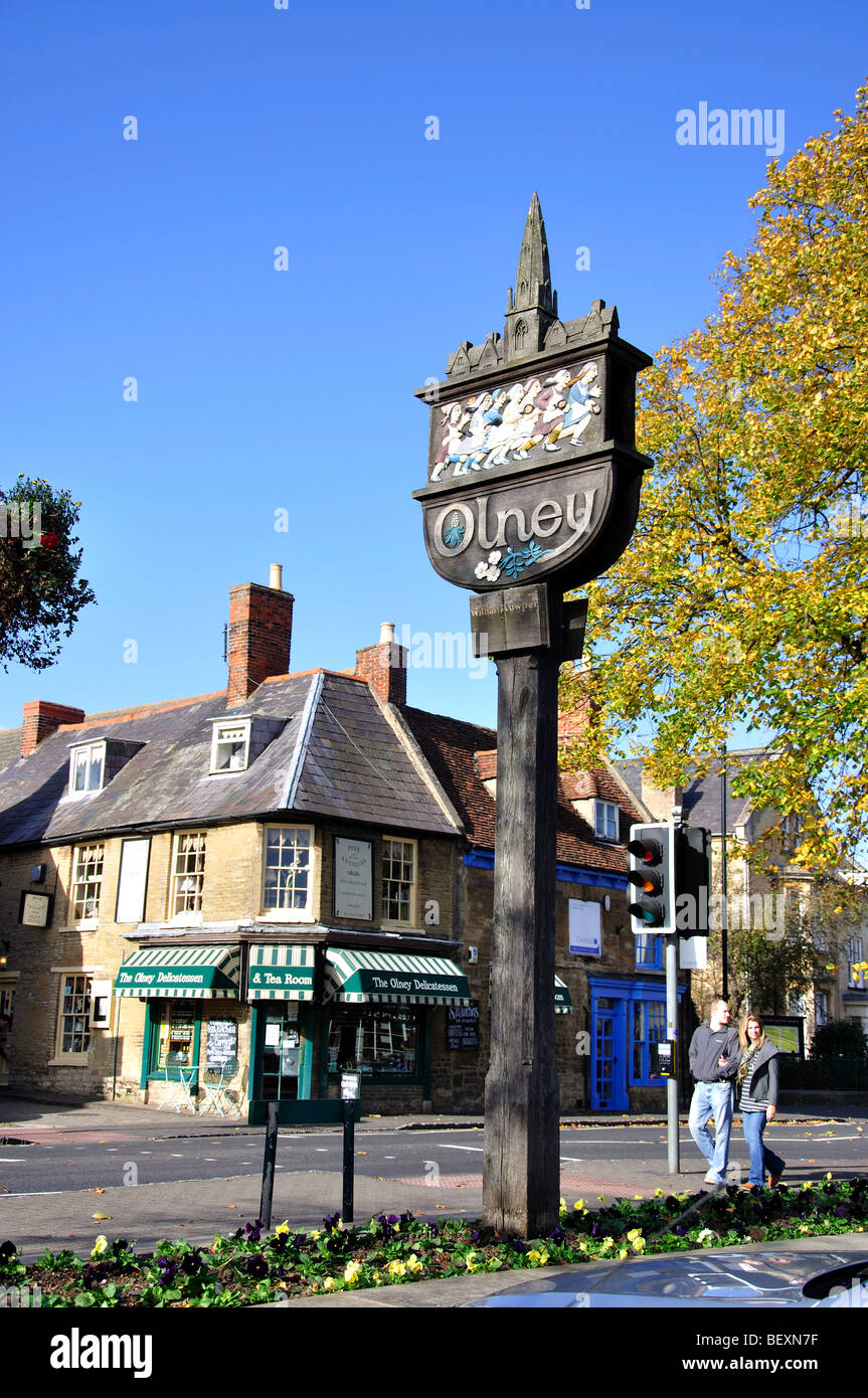 Olney Stadt Wegweiser, Marktplatz, Olney, Buckinghamshire, England, Vereinigtes Königreich Stockfoto