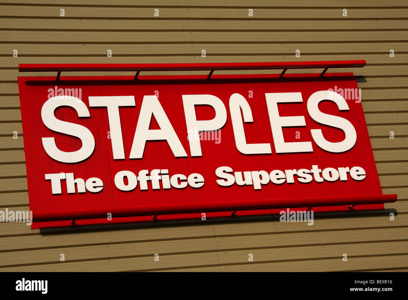 Schild am Staples Büro liefert Shop Stockfoto