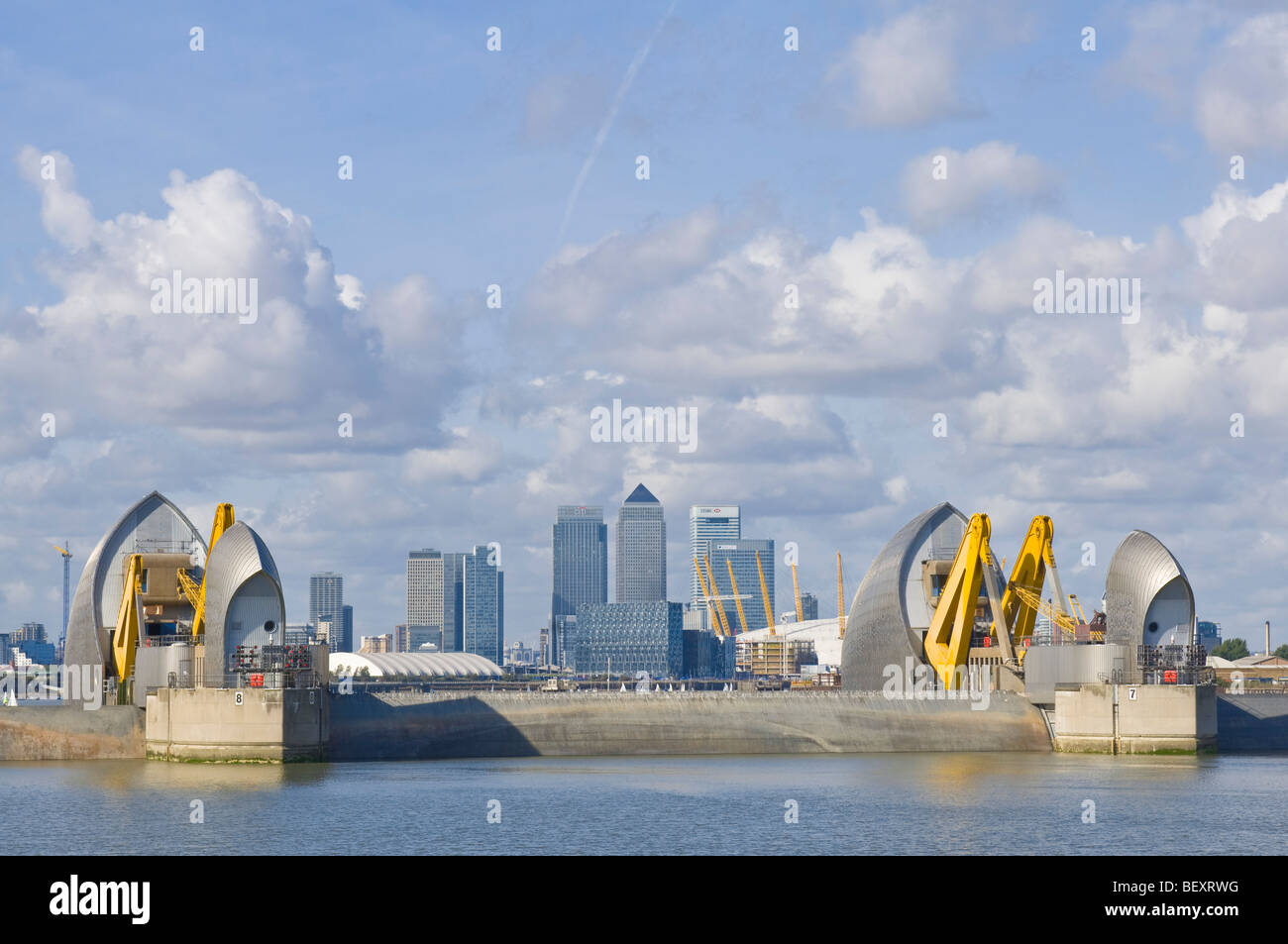 Die Thames Barrier auf die Kehrseite der Stream mit den Toren in der angehobenen Position (defensive) zu ermöglichen, "underspill". Stockfoto