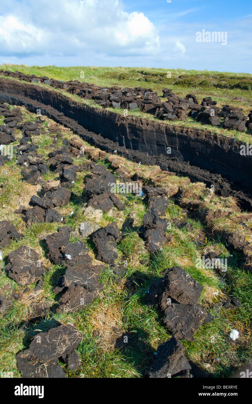 Torf geschnitten und gestapelt, um zu trocknen auf Moor in der Nähe von Hafen von Ness, Isle of Lewis, Schottland Stockfoto